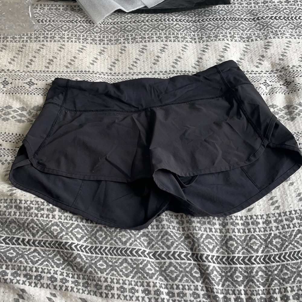Lululemon 2.5” shorts size 6 black